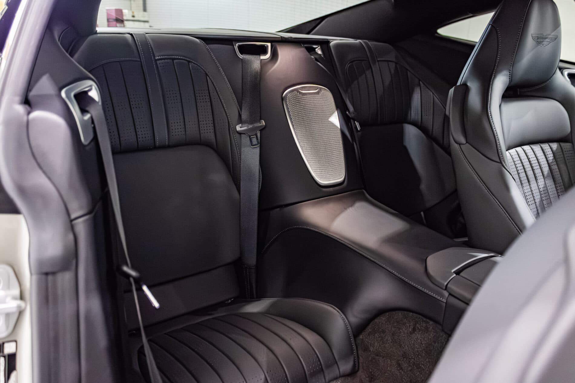2026 Aston Martin DB12, sivá kupé, 72 km