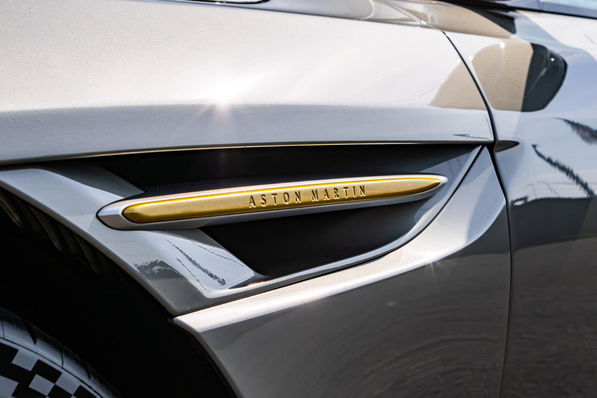 2026 Aston Martin DB12, sivá kupé, 72 km