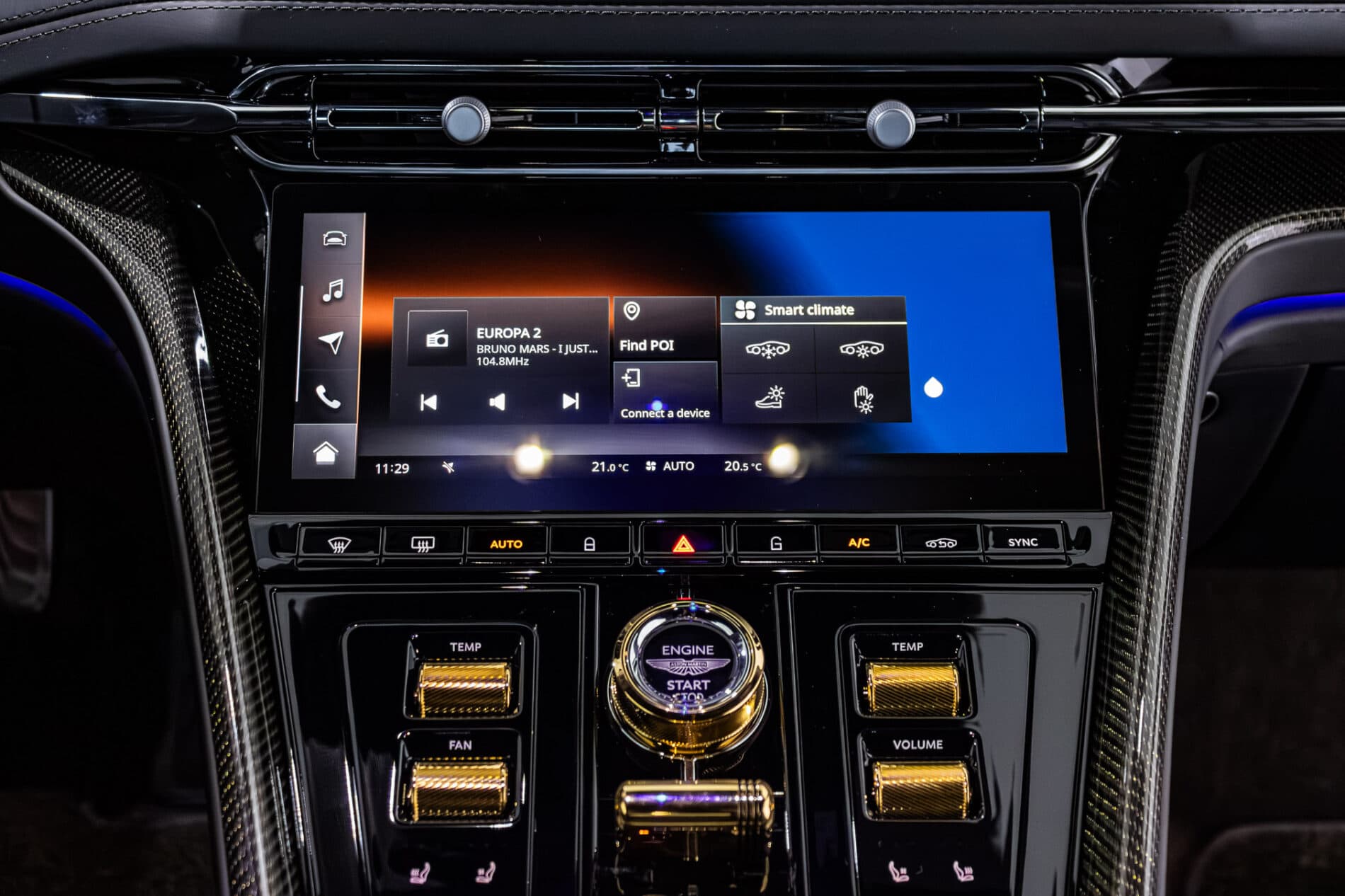 2026 Aston Martin DB12, sivá kupé, 72 km