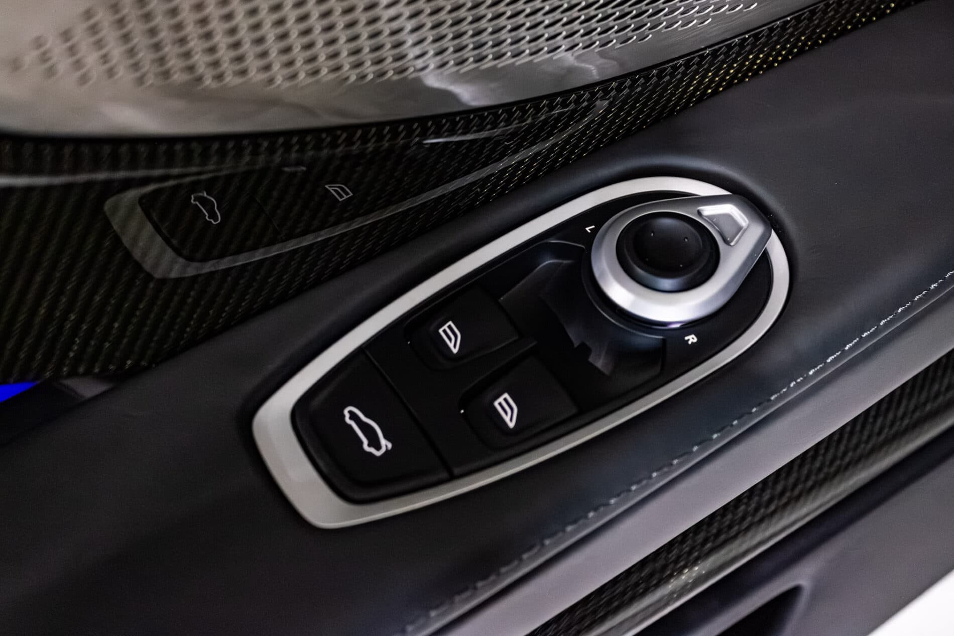 2026 Aston Martin DB12, sivá kupé, 72 km