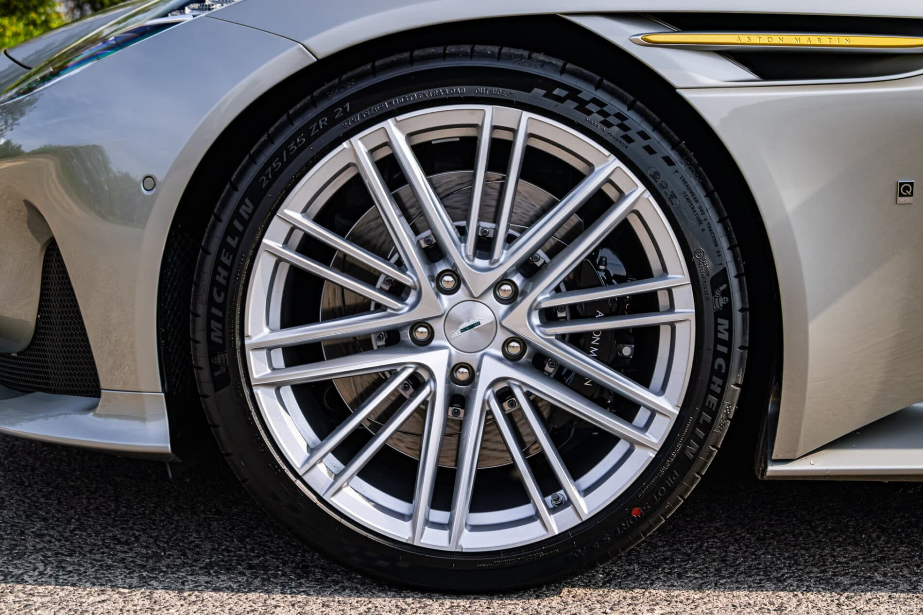 2026 Aston Martin DB12, sivá kupé, 72 km