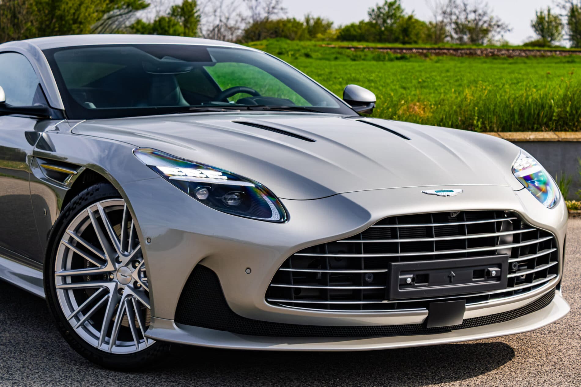 2026 Aston Martin DB12, sivá kupé, 72 km