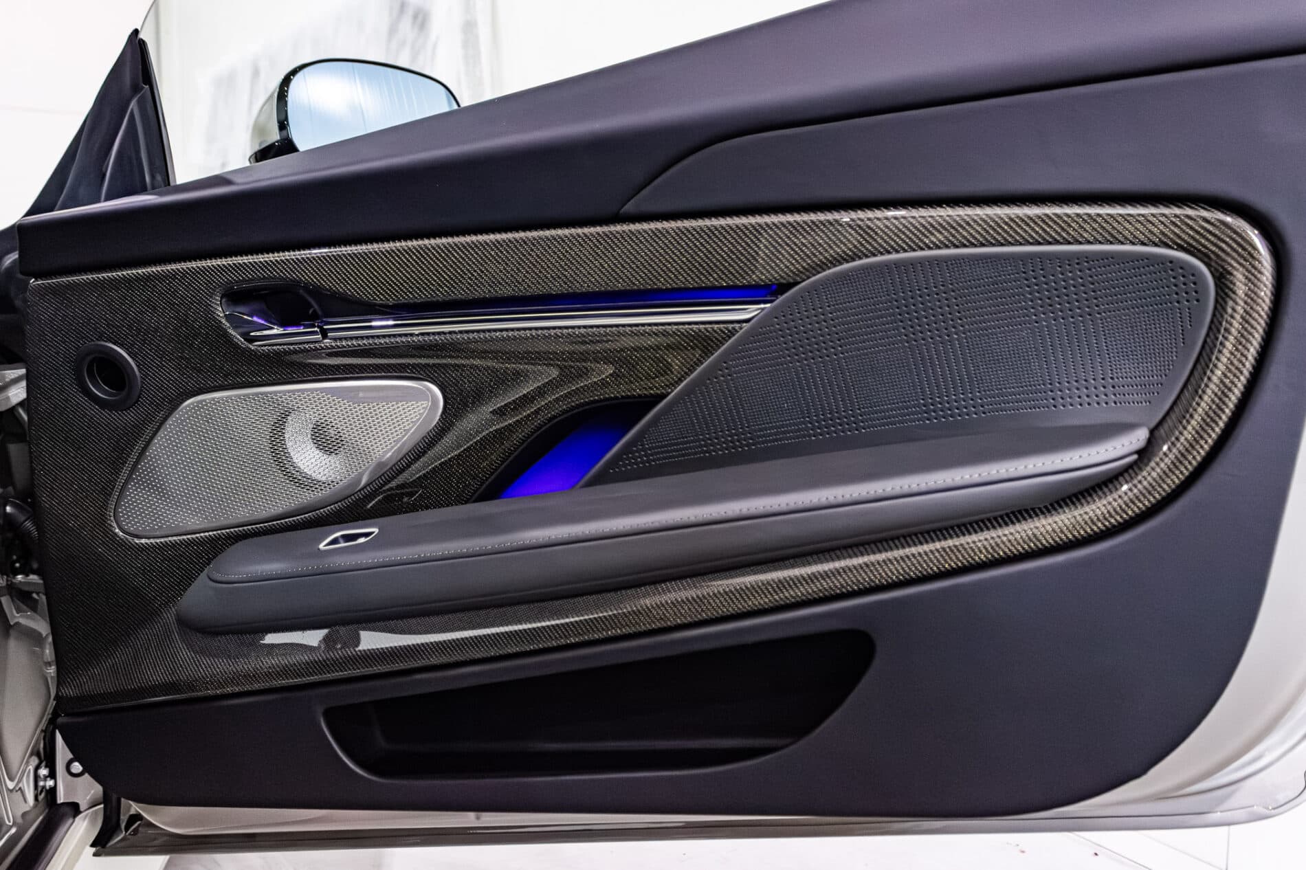 2026 Aston Martin DB12, sivá kupé, 72 km