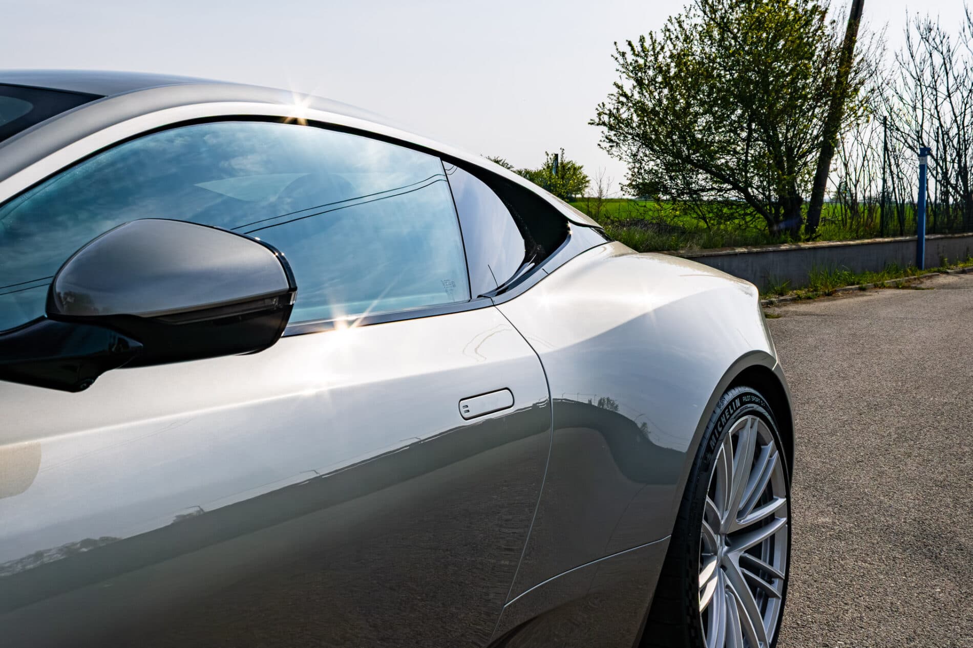 2026 Aston Martin DB12, sivá kupé, 72 km