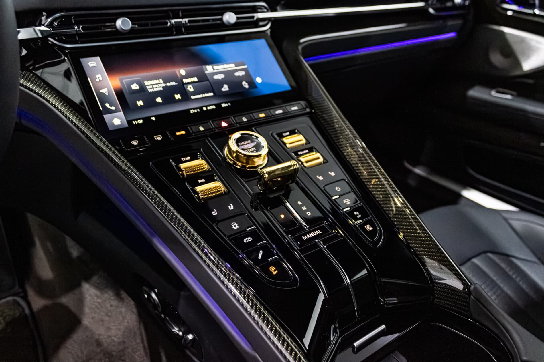 2026 Aston Martin DB12, sivá kupé, 72 km