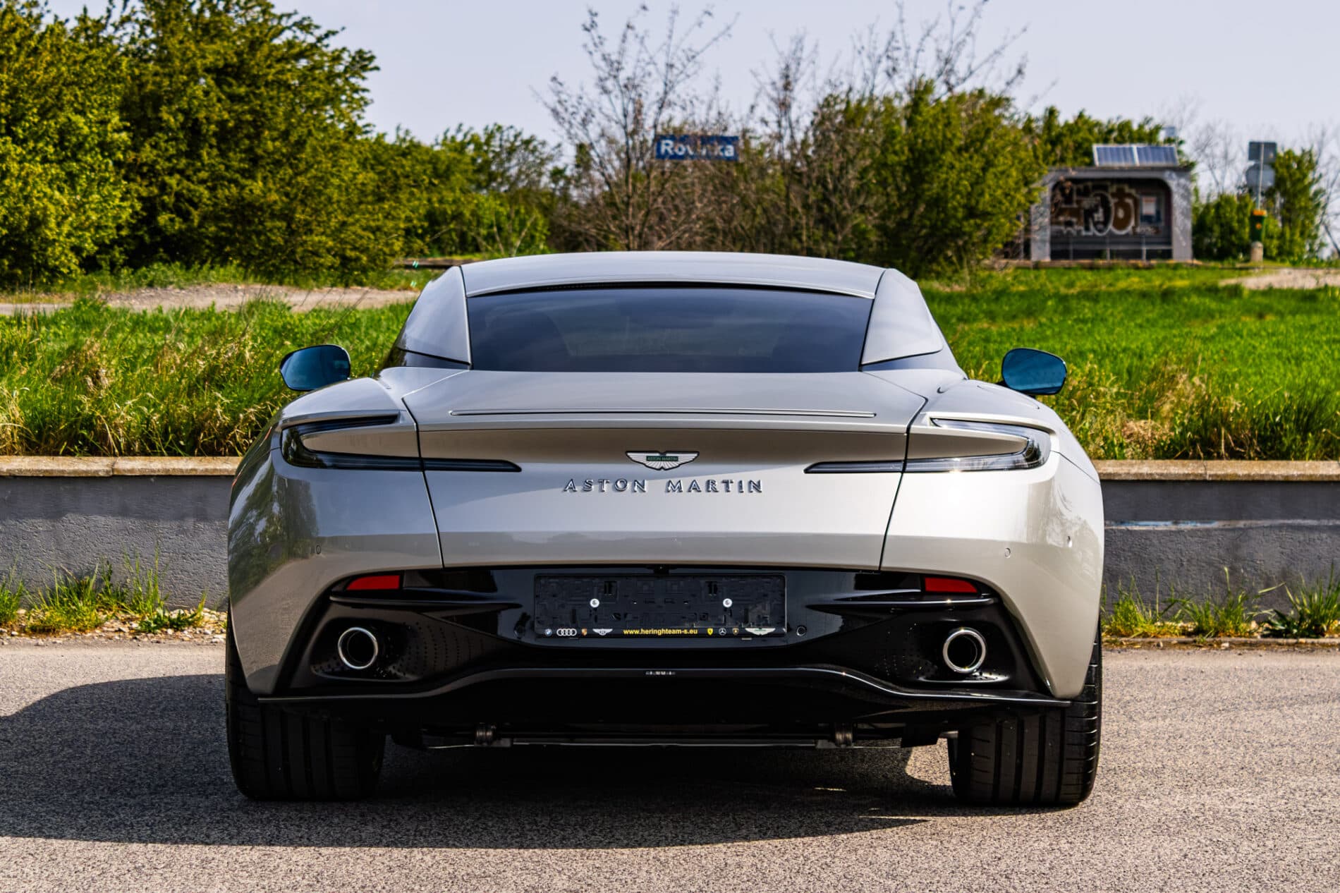 2026 Aston Martin DB12, sivá kupé, 72 km