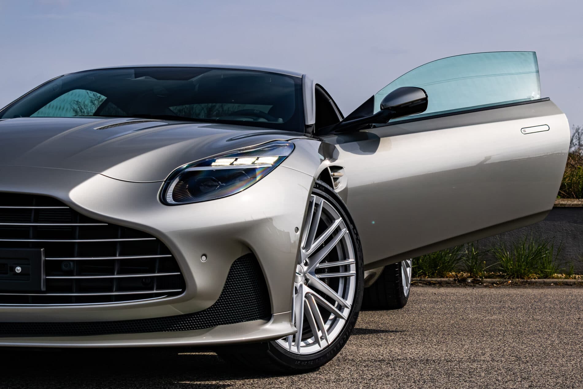 2026 Aston Martin DB12, sivá kupé, 72 km