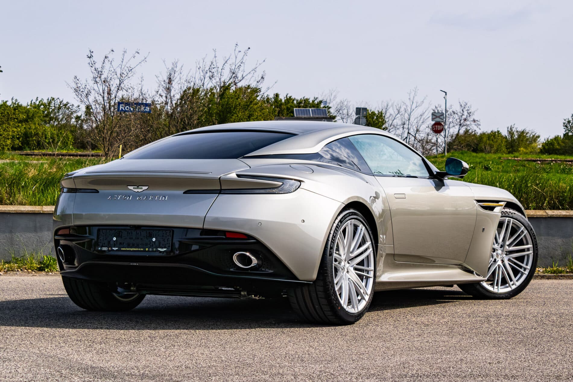 2026 Aston Martin DB12, sivá kupé, 72 km