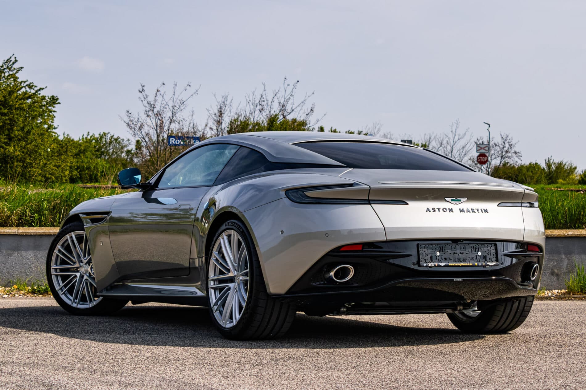 2026 Aston Martin DB12, sivá kupé, 72 km