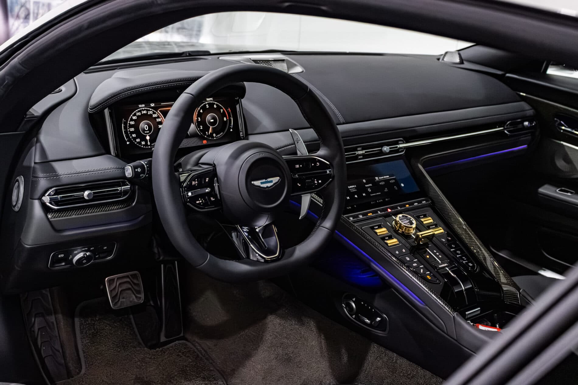 2026 Aston Martin DB12, sivá kupé, 72 km