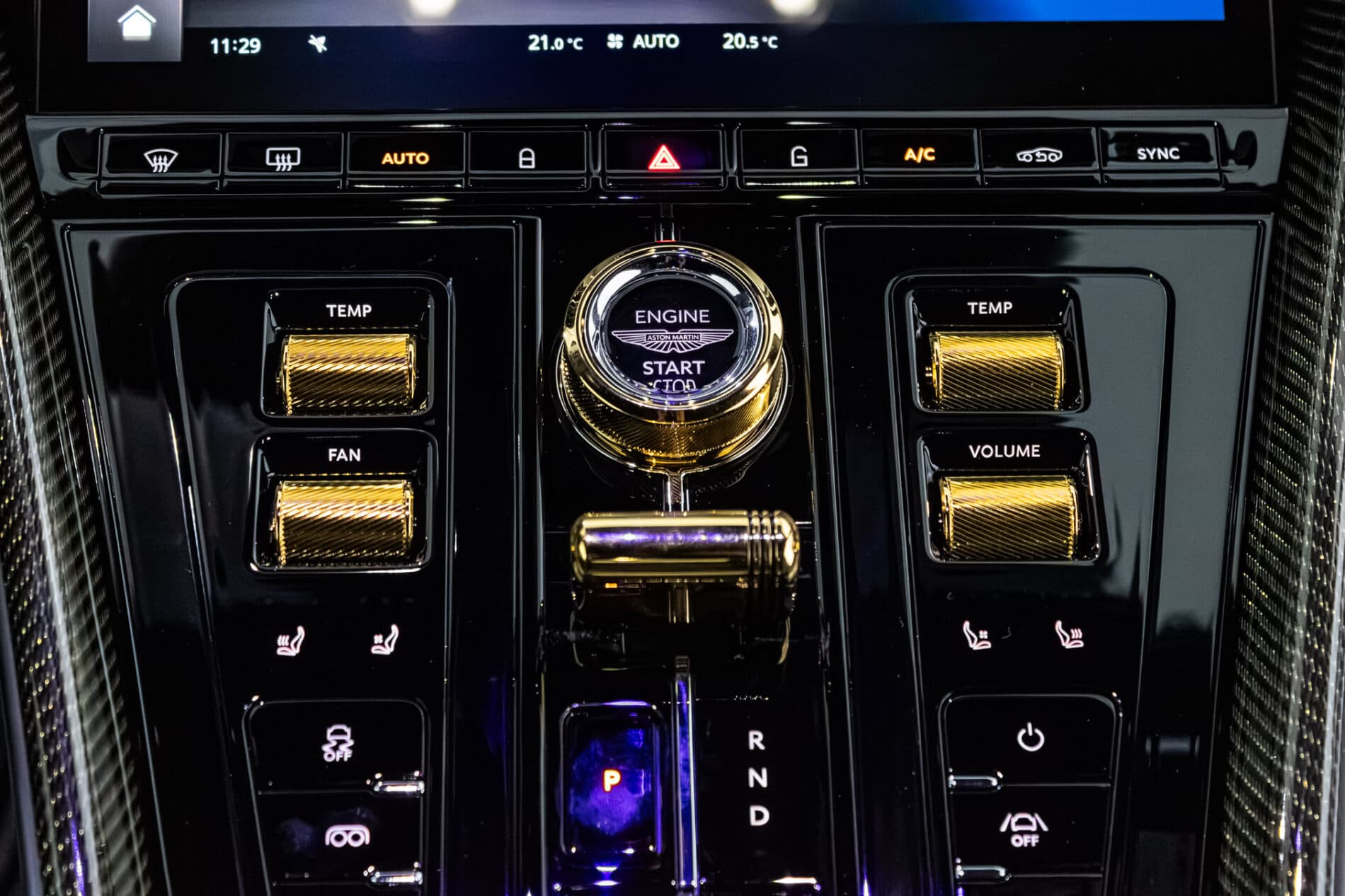 2026 Aston Martin DB12, sivá kupé, 72 km
