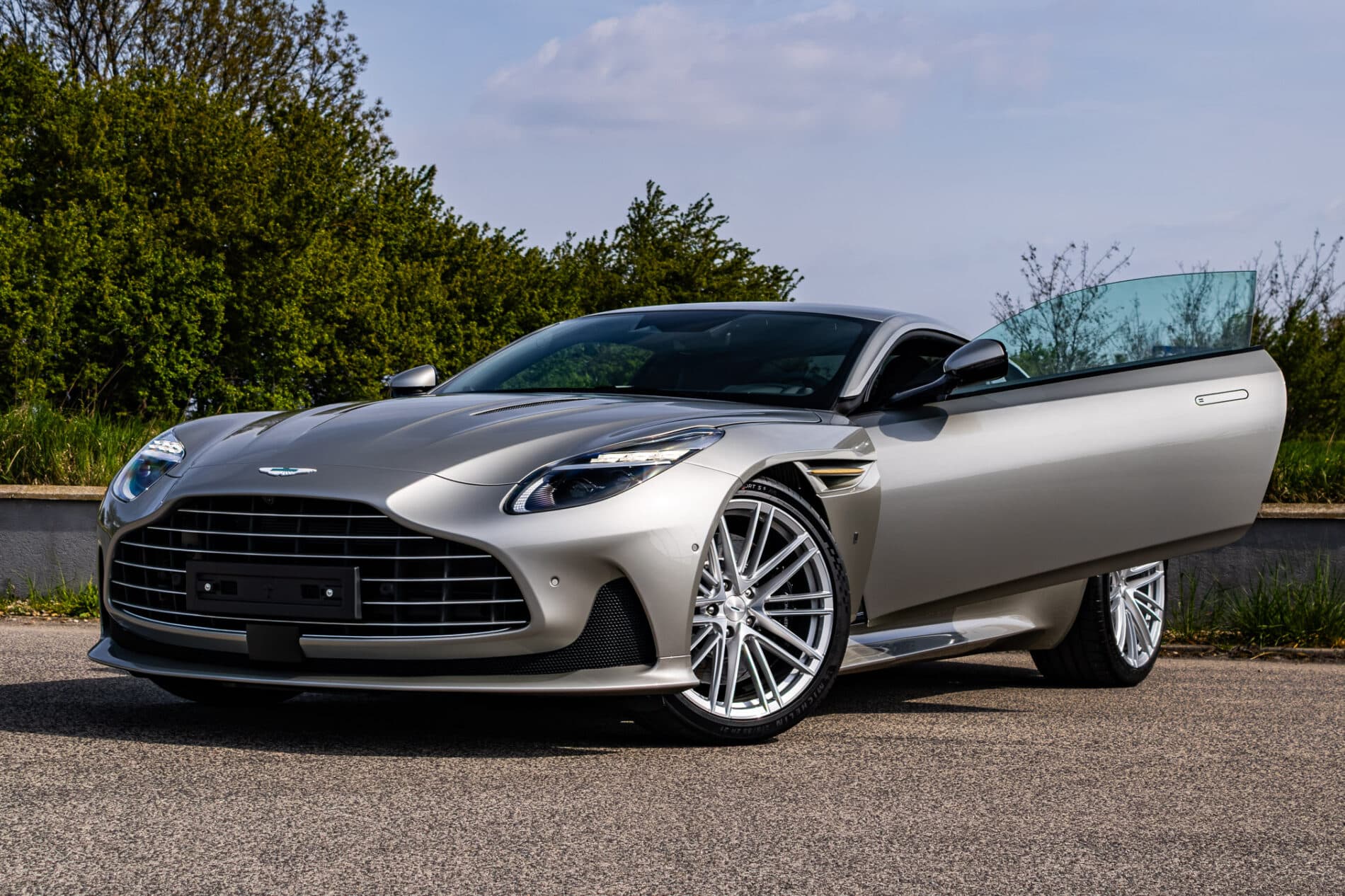 2026 Aston Martin DB12, sivá kupé, 72 km