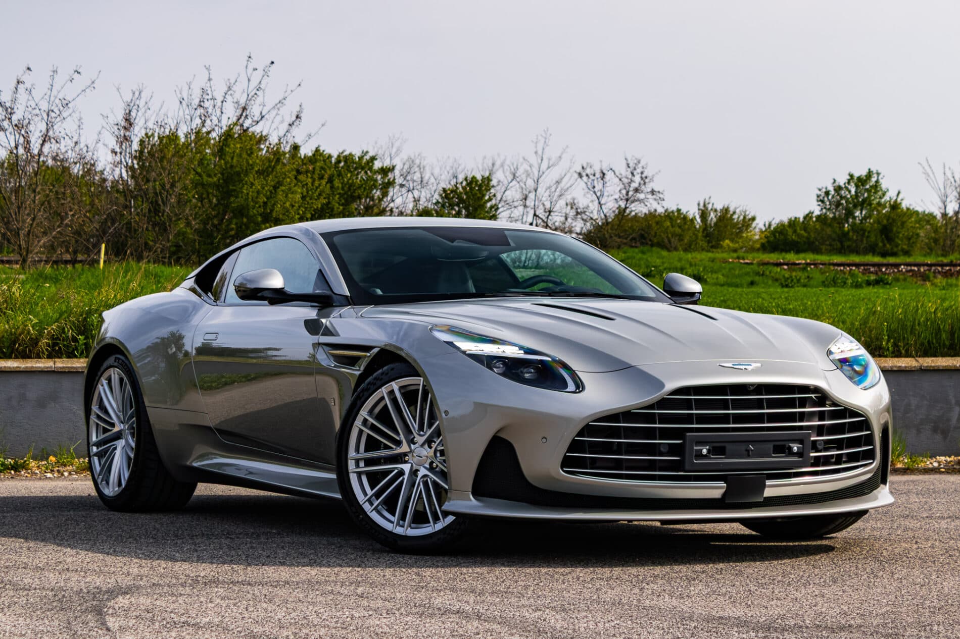 2026 Aston Martin DB12, sivá kupé, 72 km