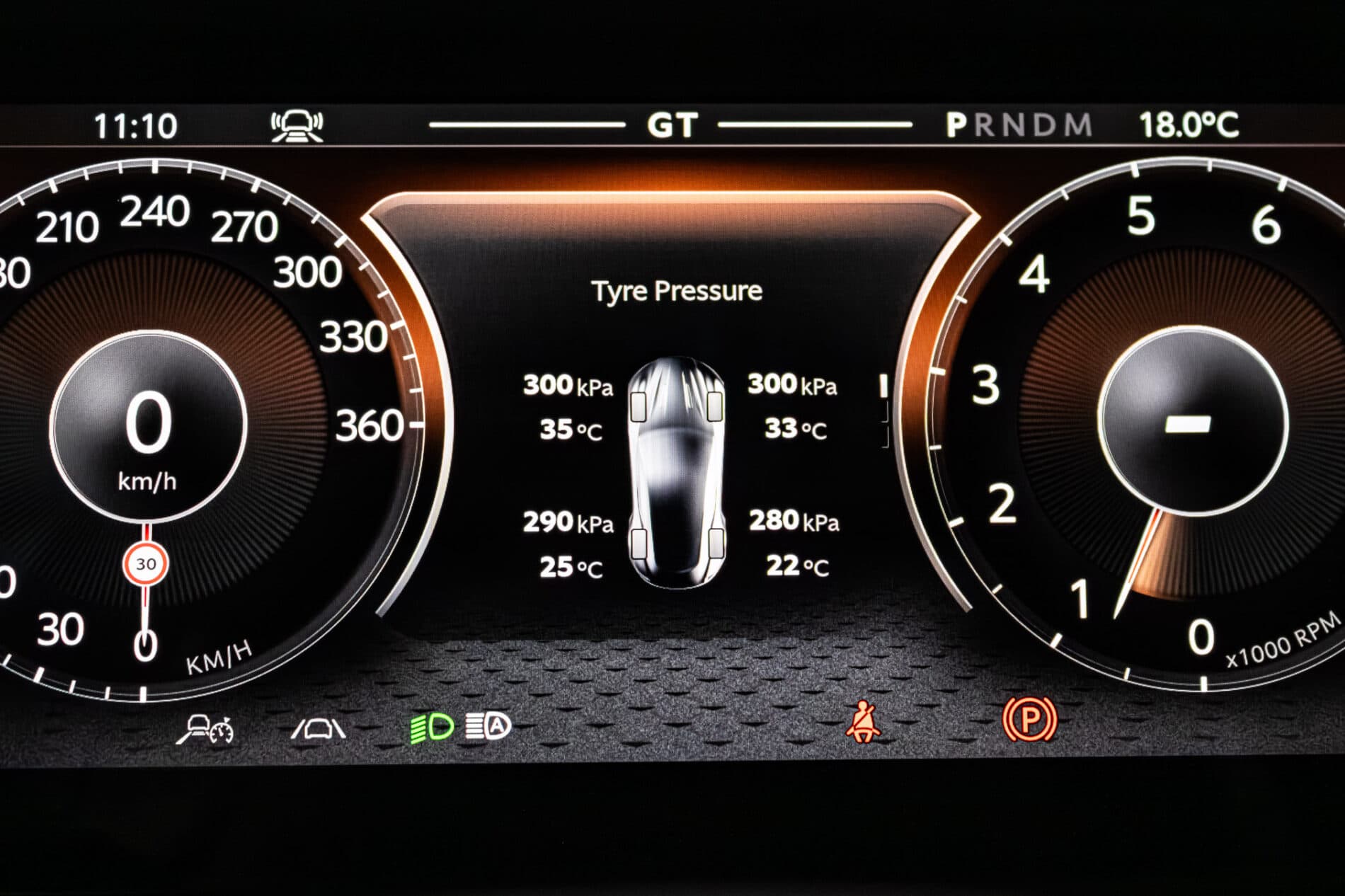 2026 Aston Martin DB12, sivá kupé, 72 km