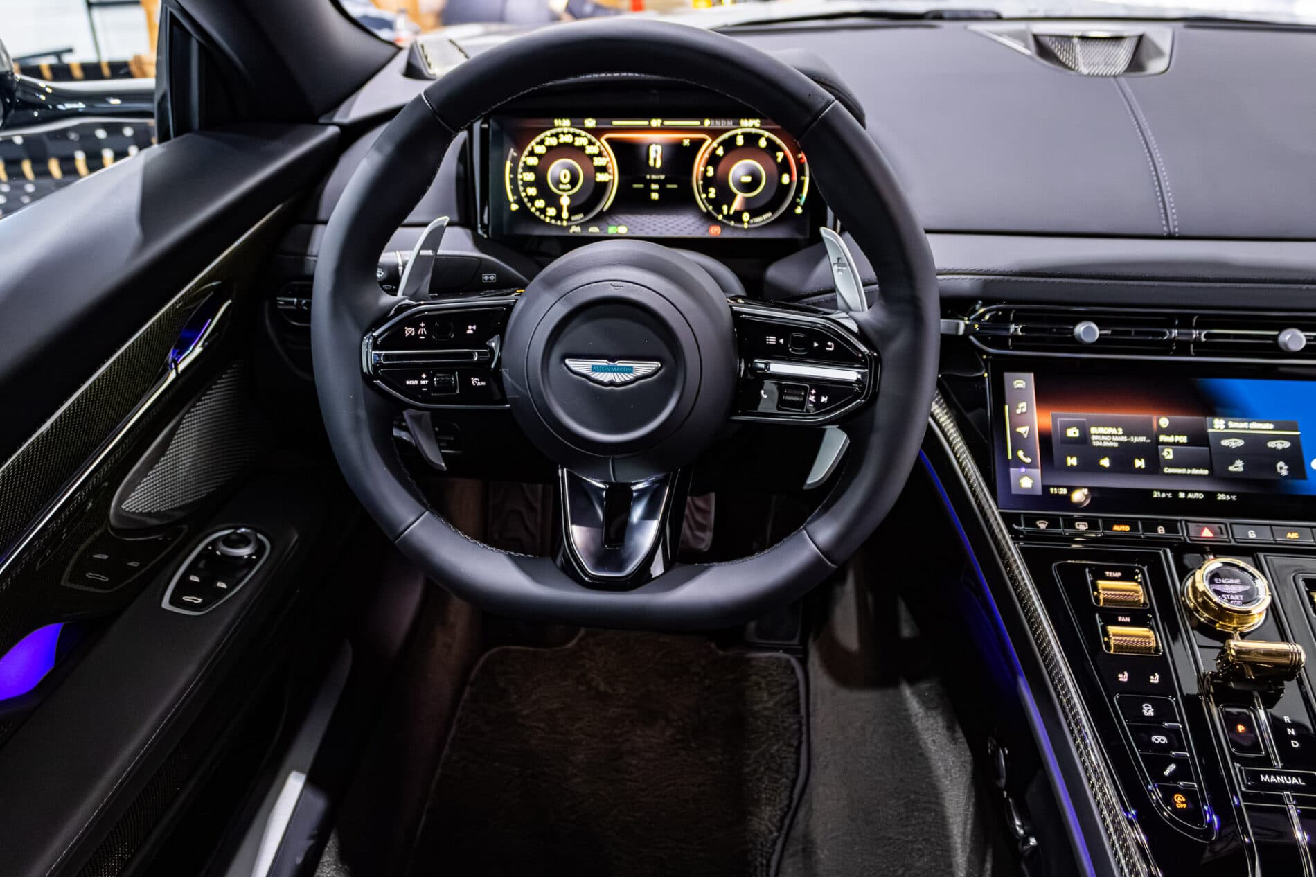 2026 Aston Martin DB12, sivá kupé, 72 km