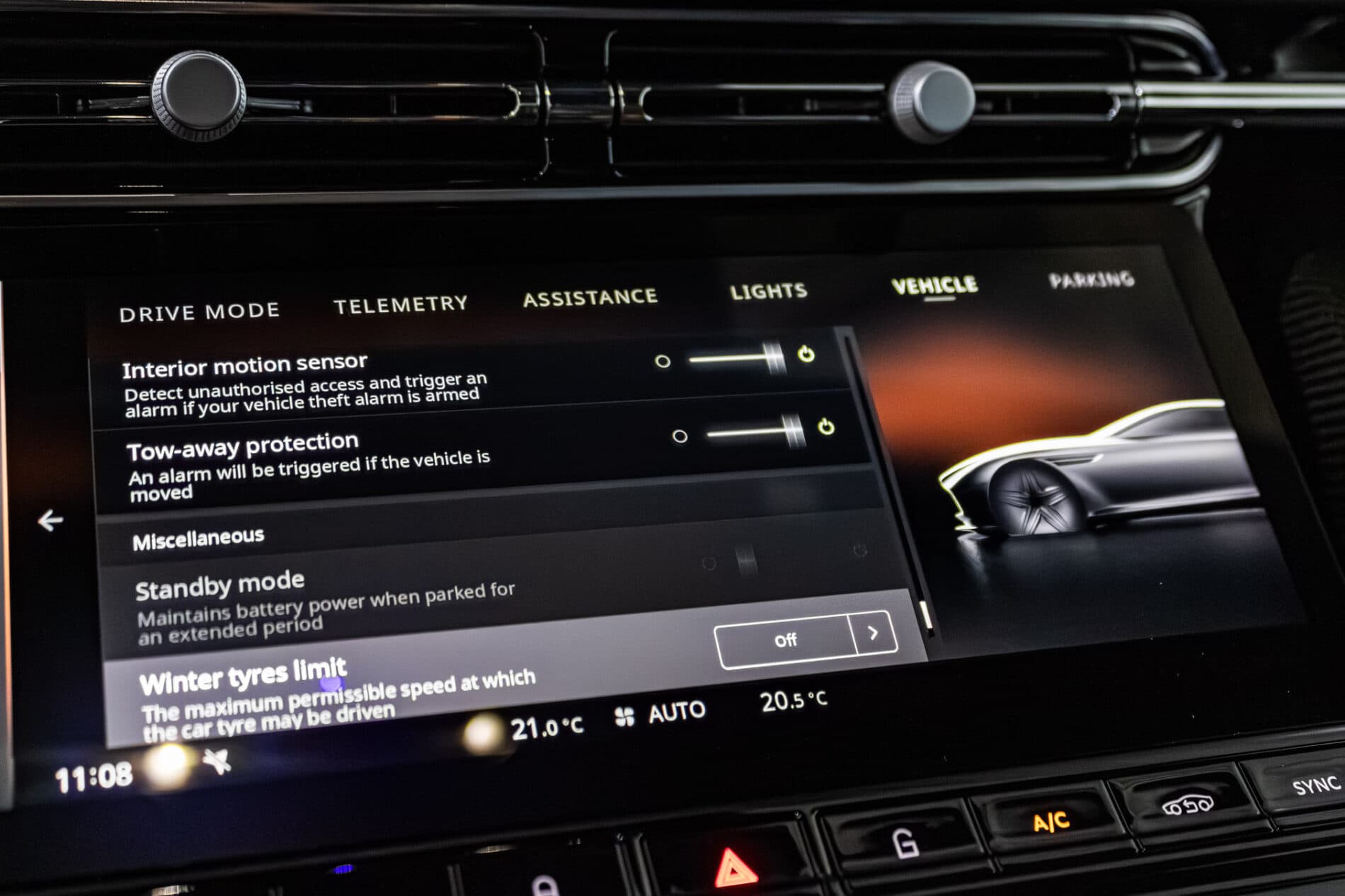 2026 Aston Martin DB12, sivá kupé, 72 km