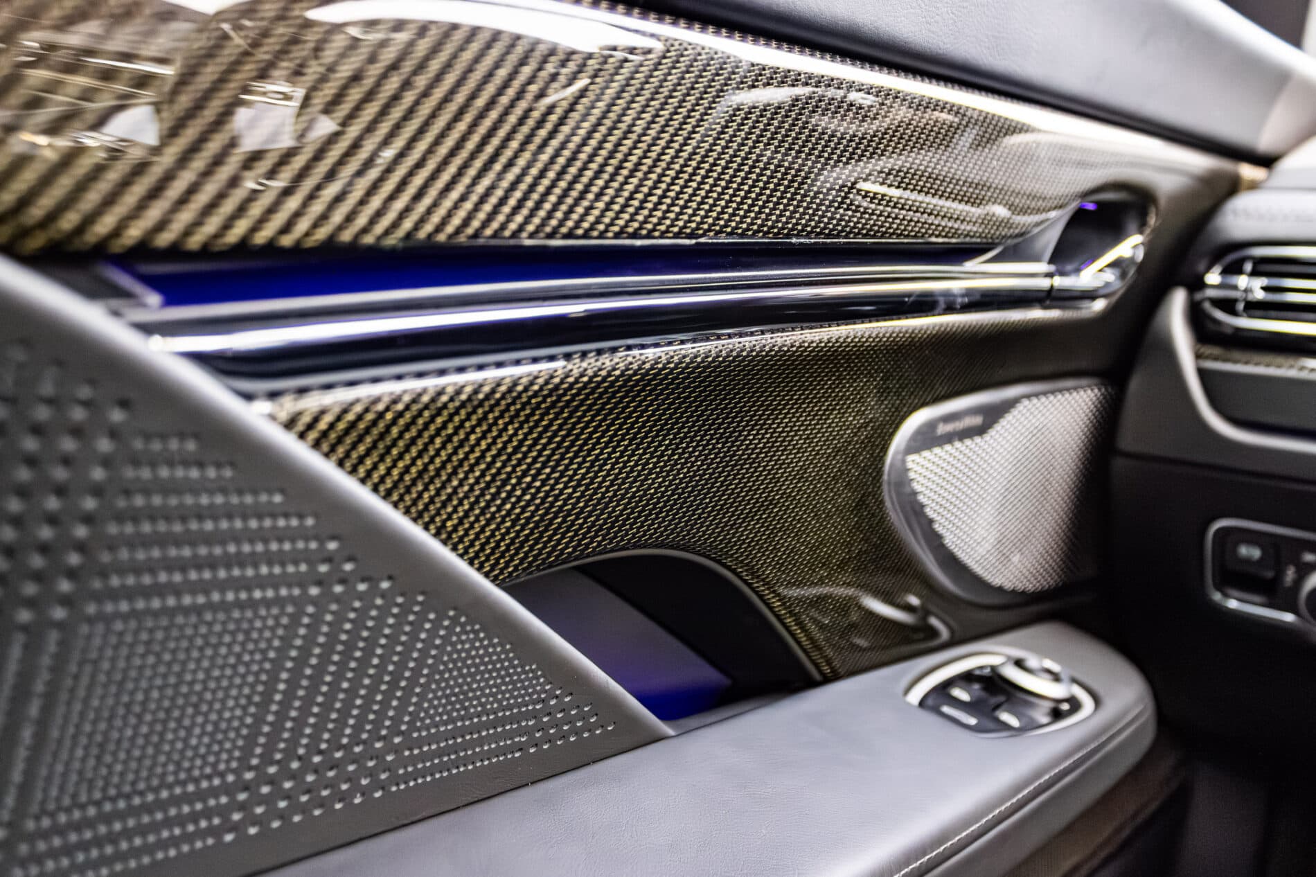 2026 Aston Martin DB12, sivá kupé, 72 km