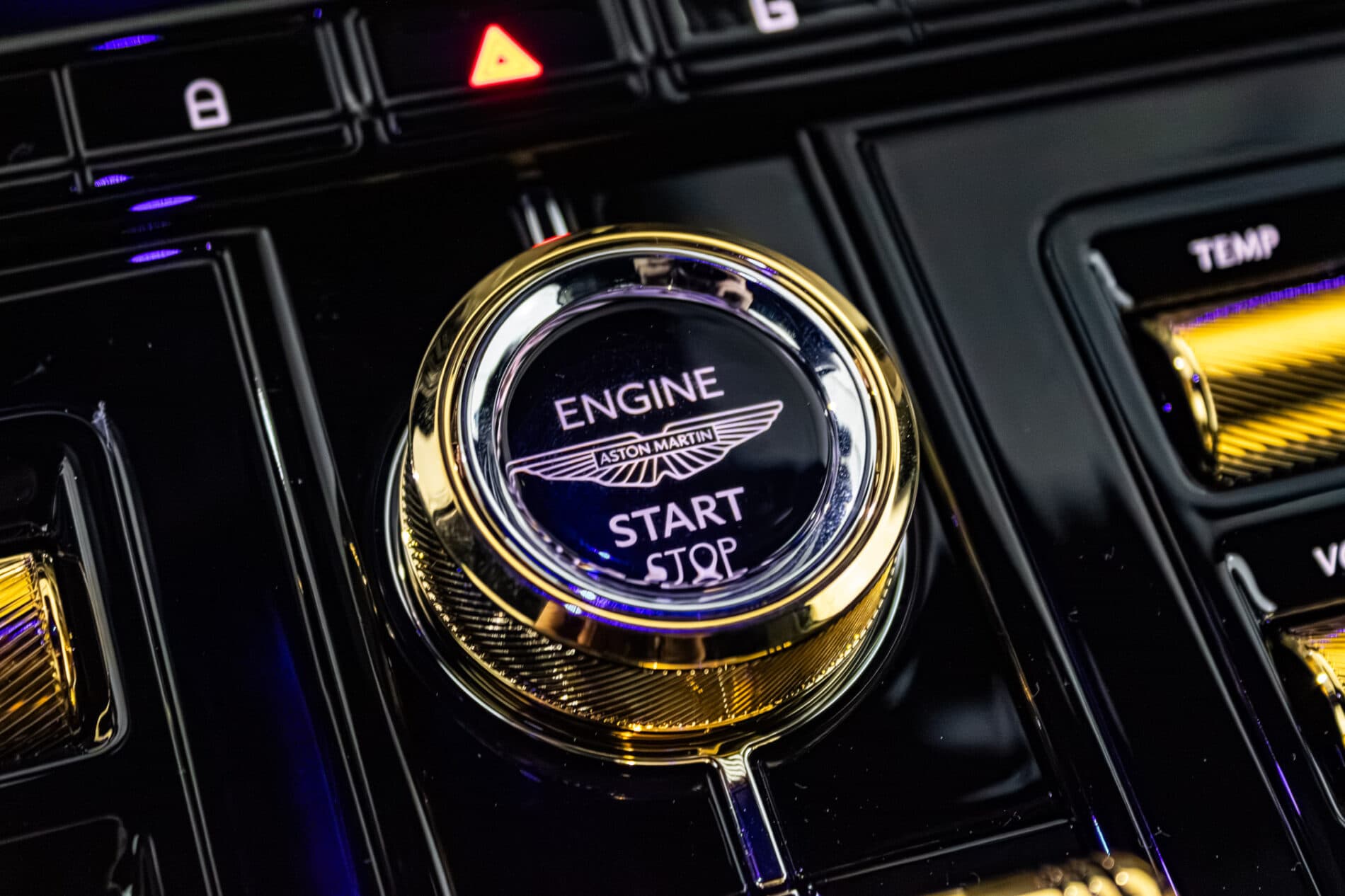 2026 Aston Martin DB12, sivá kupé, 72 km