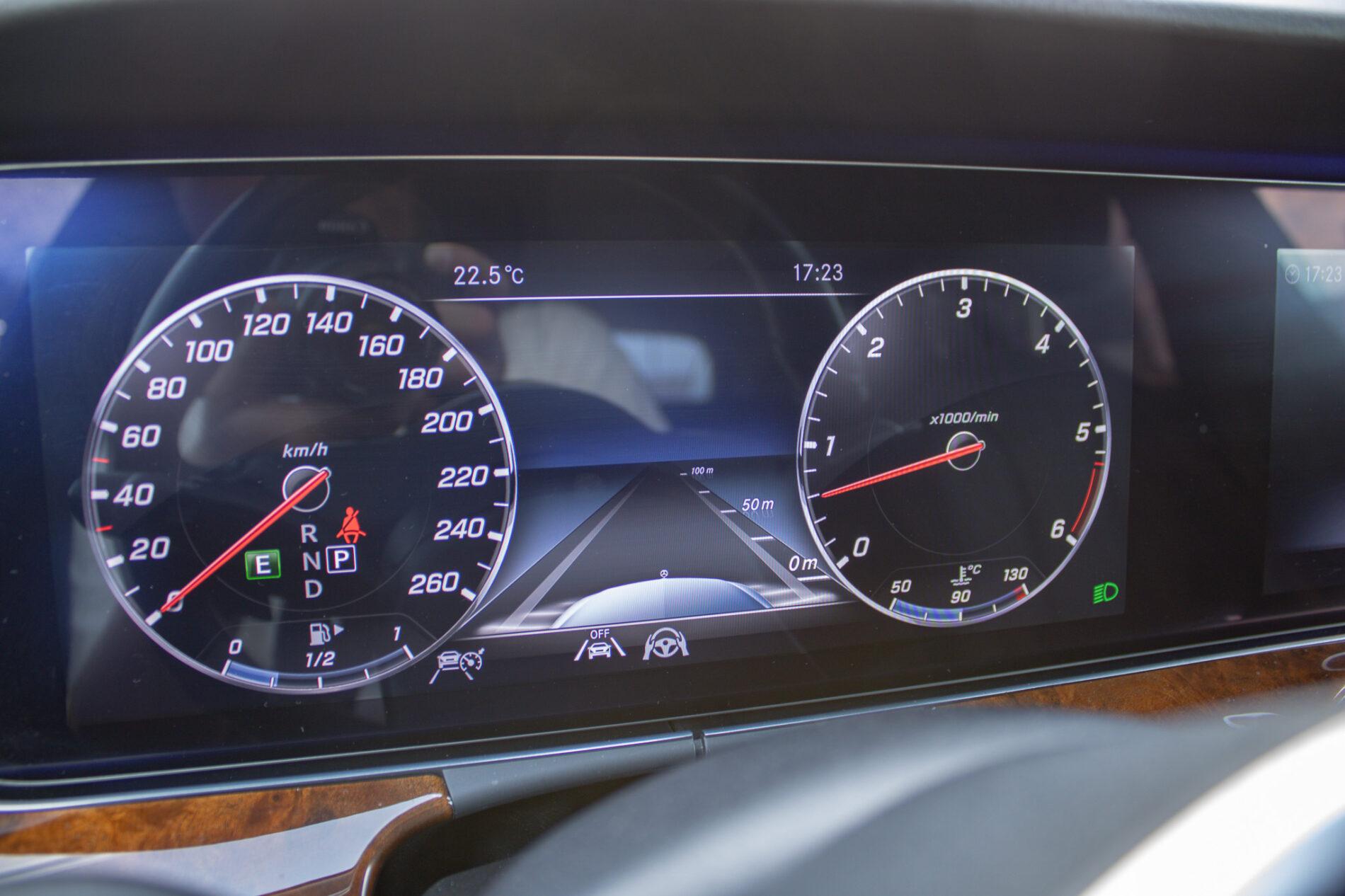 2019 Mercedes-Benz E 400d, modrá kombi, 190 026 km