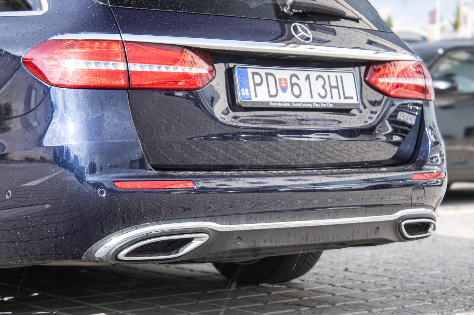 2019 Mercedes-Benz E 400d, modrá kombi, 190 026 km