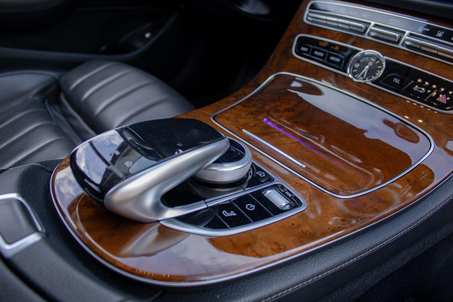 2019 Mercedes-Benz E 400d, modrá kombi, 190 026 km