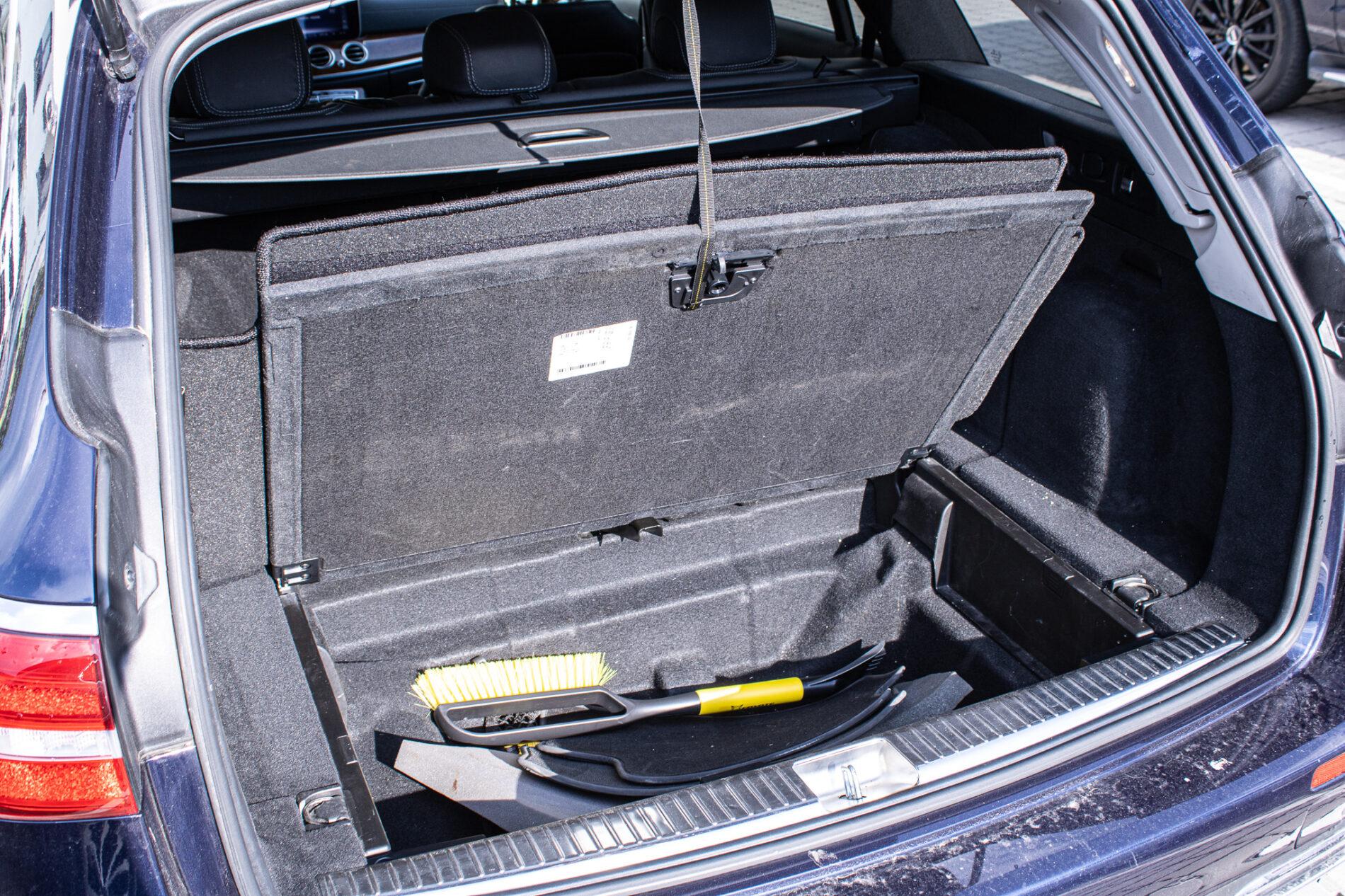 2019 Mercedes-Benz E 400d, modrá kombi, 190 026 km