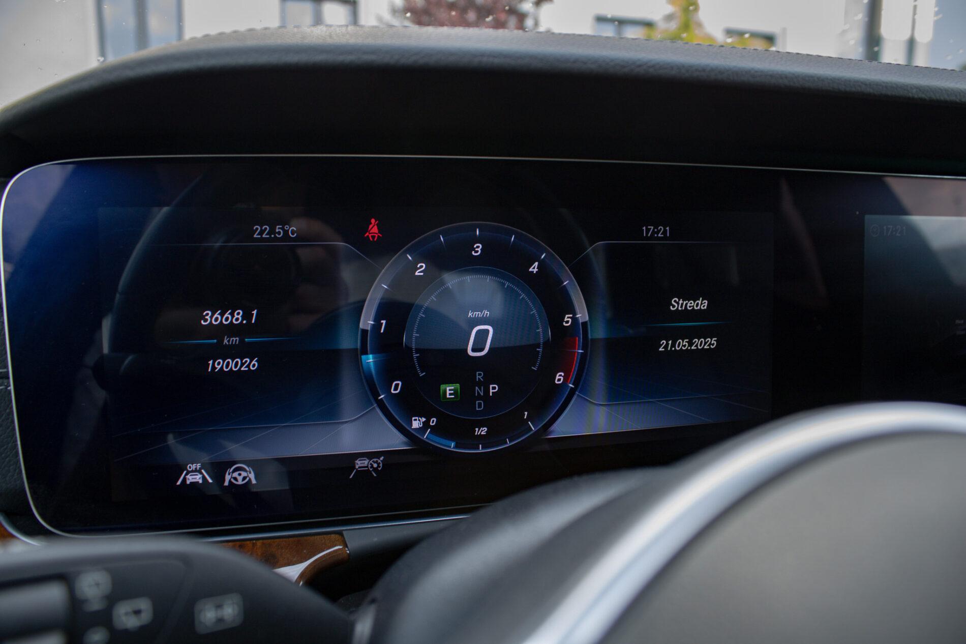 2019 Mercedes-Benz E 400d, modrá kombi, 190 026 km