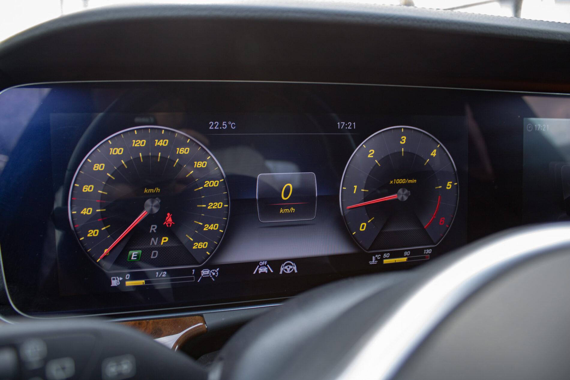 2019 Mercedes-Benz E 400d, modrá kombi, 190 026 km
