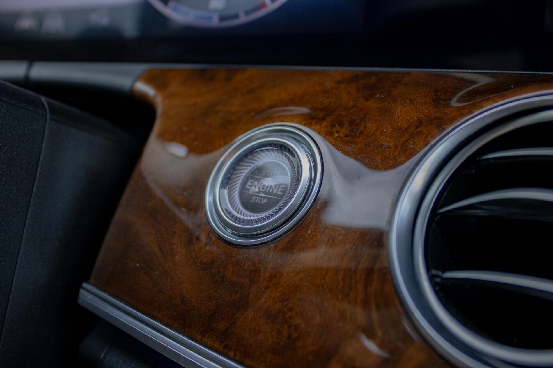 2019 Mercedes-Benz E 400d, modrá kombi, 190 026 km