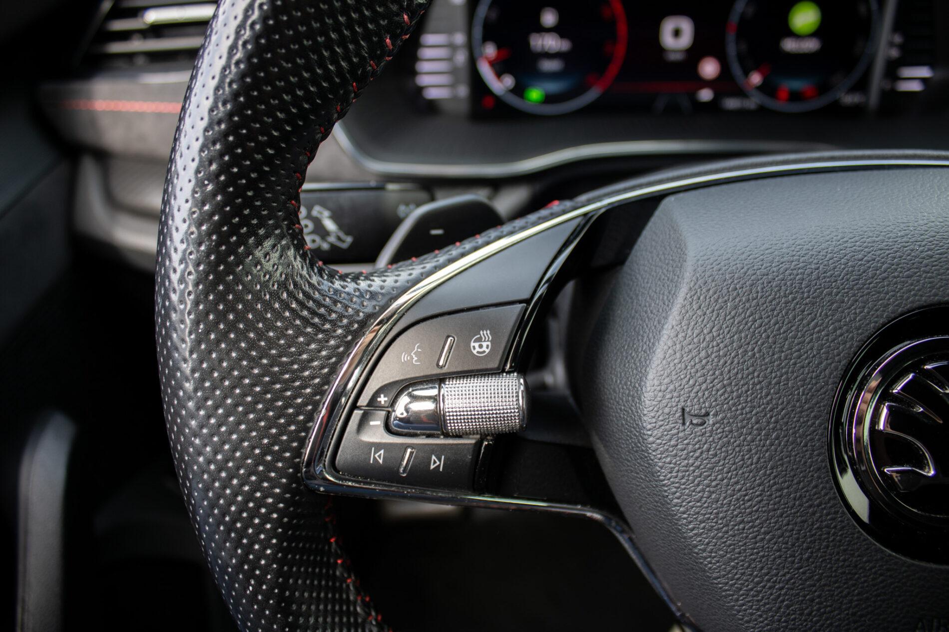 2020 Skoda Octavia RS, červená sedan, 144 815 km