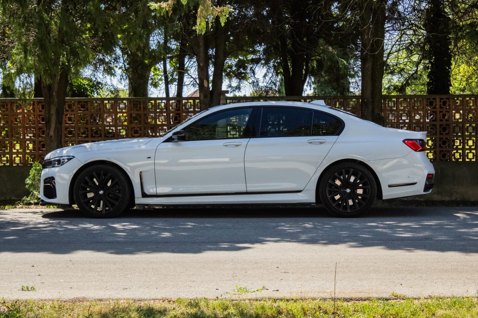 2019 BMW 750d, biela sedan, 105 849 km