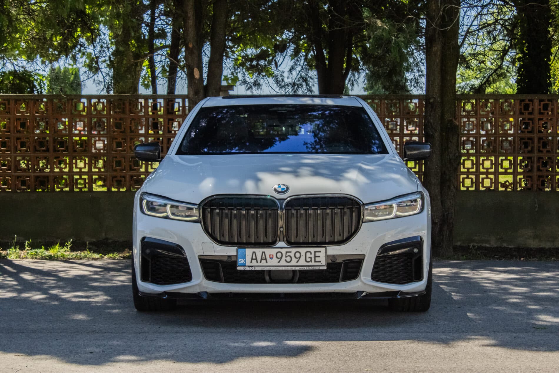 2019 BMW 750d, biela sedan, 105 849 km