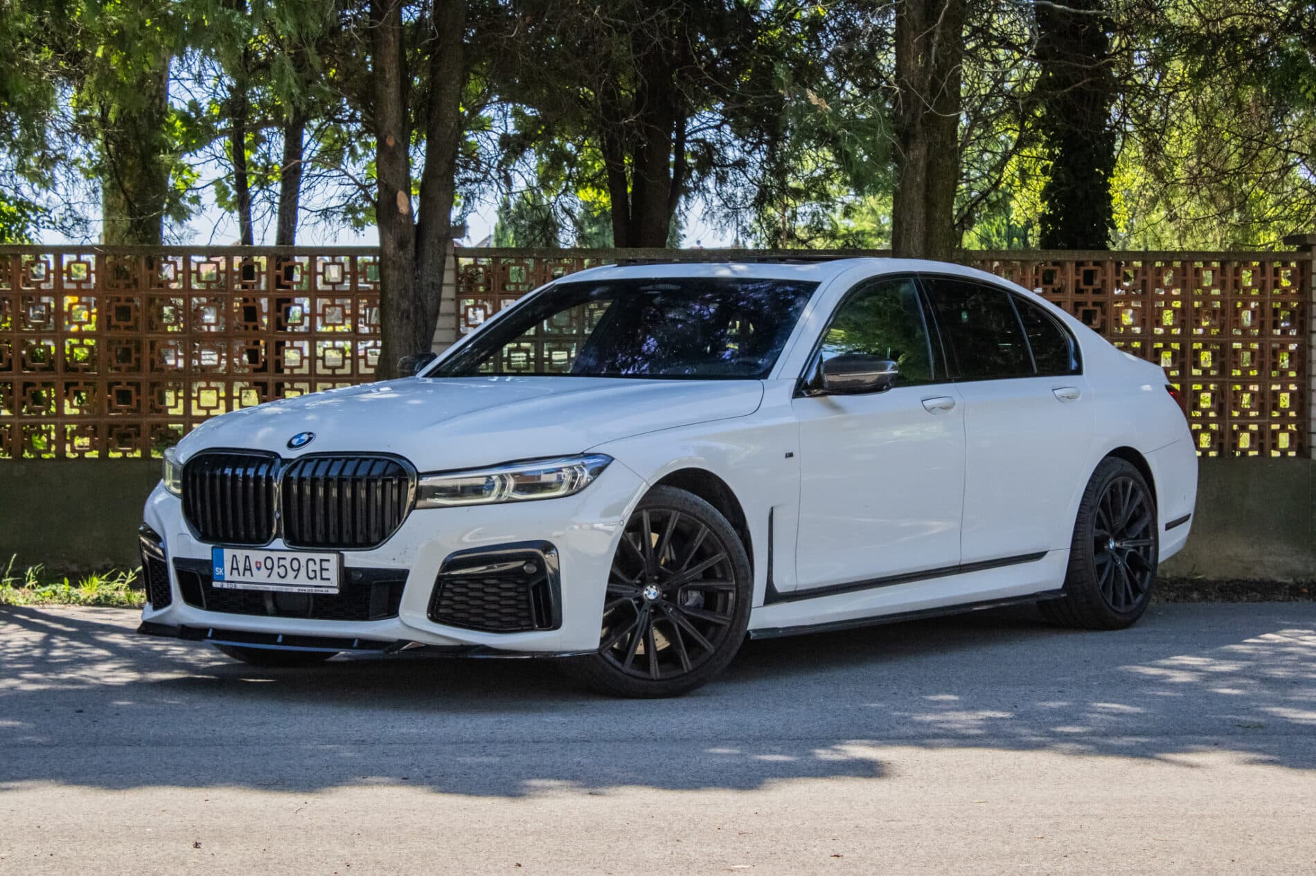 2019 BMW 750d, biela sedan, 105 849 km