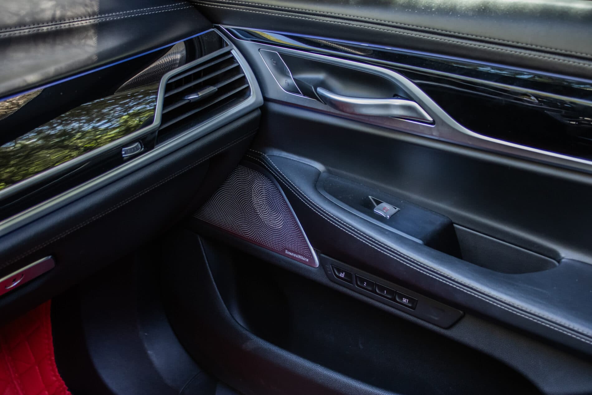 2019 BMW 750d, biela sedan, 105 849 km