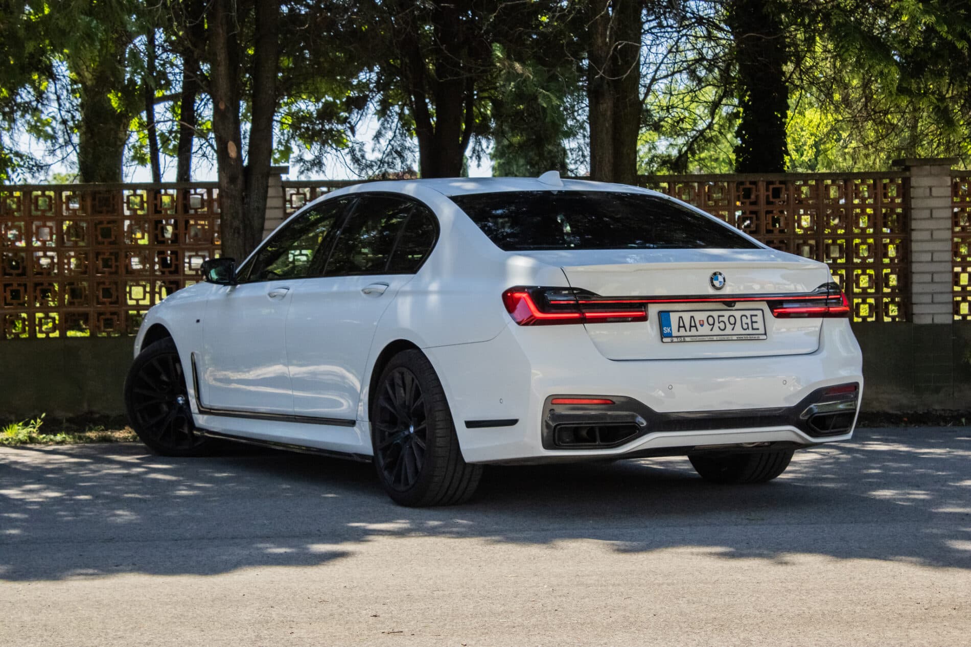 2019 BMW 750d, biela sedan, 105 849 km