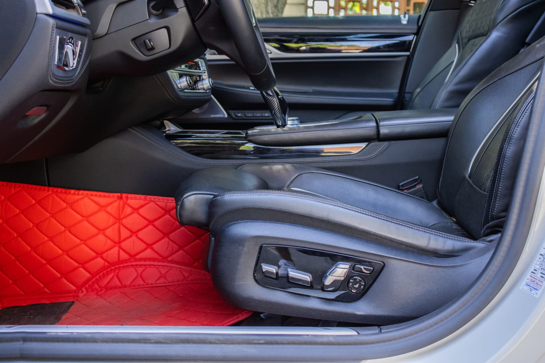 2019 BMW 750d, biela sedan, 105 849 km