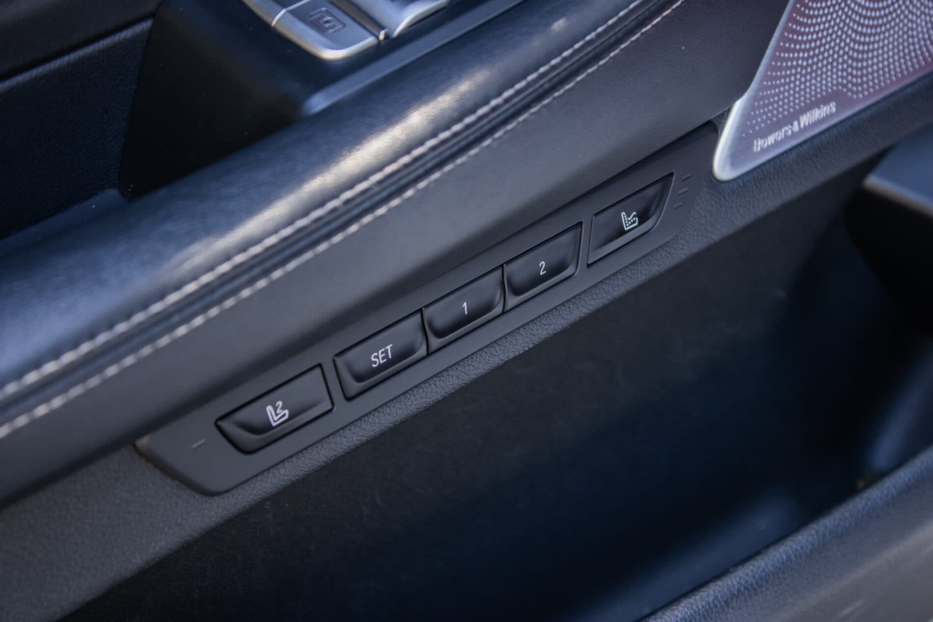 2019 BMW 750d, biela sedan, 105 849 km
