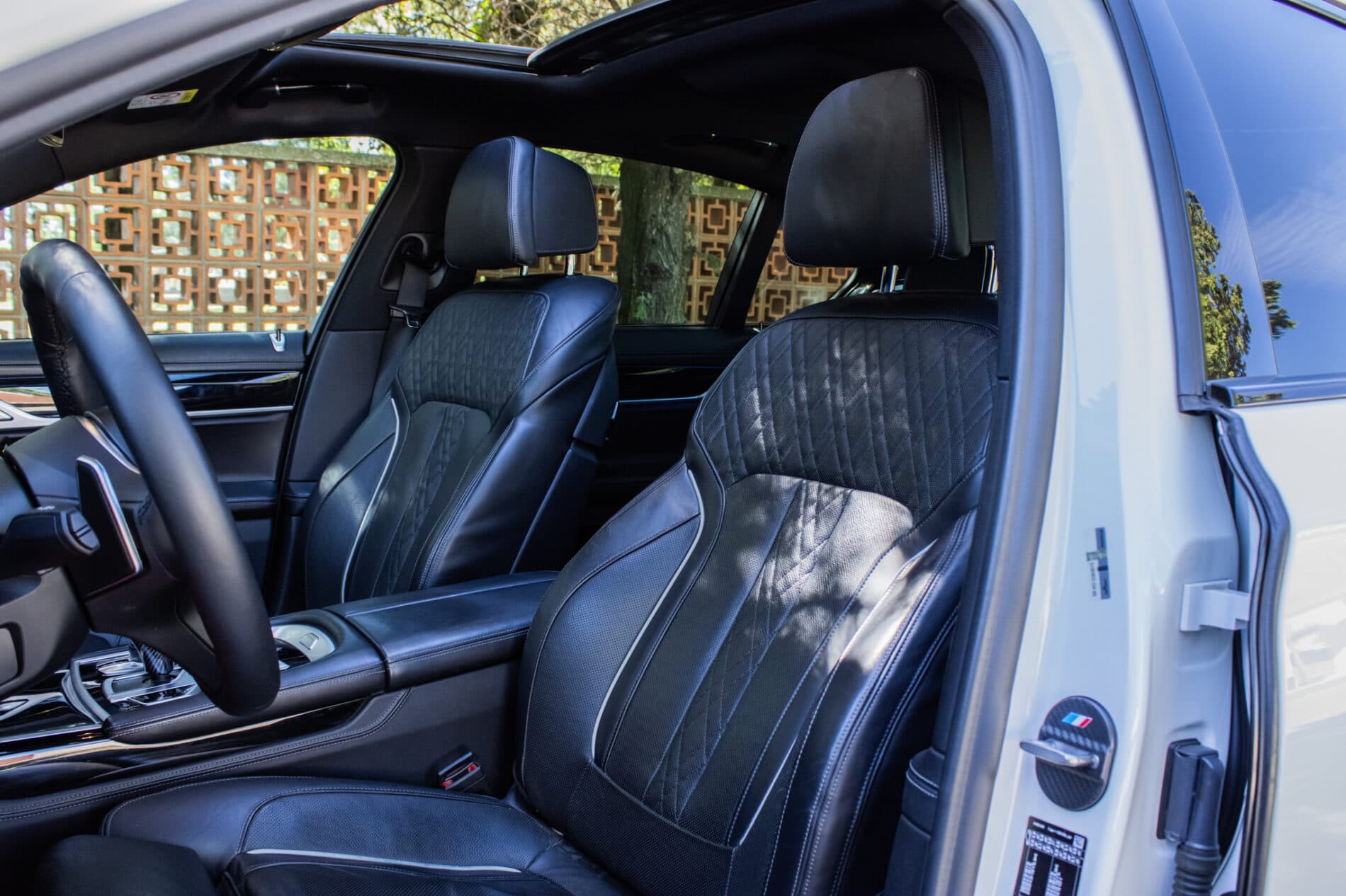 2019 BMW 750d, biela sedan, 105 849 km