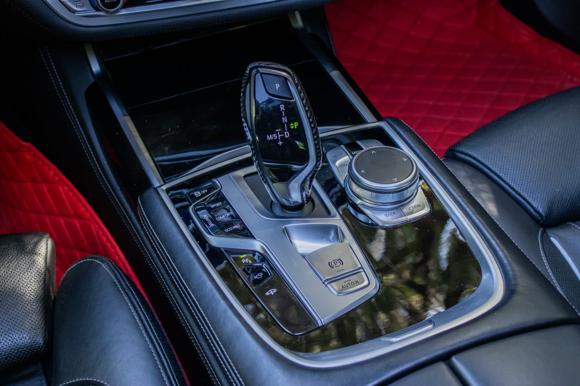 2019 BMW 750d, biela sedan, 105 849 km