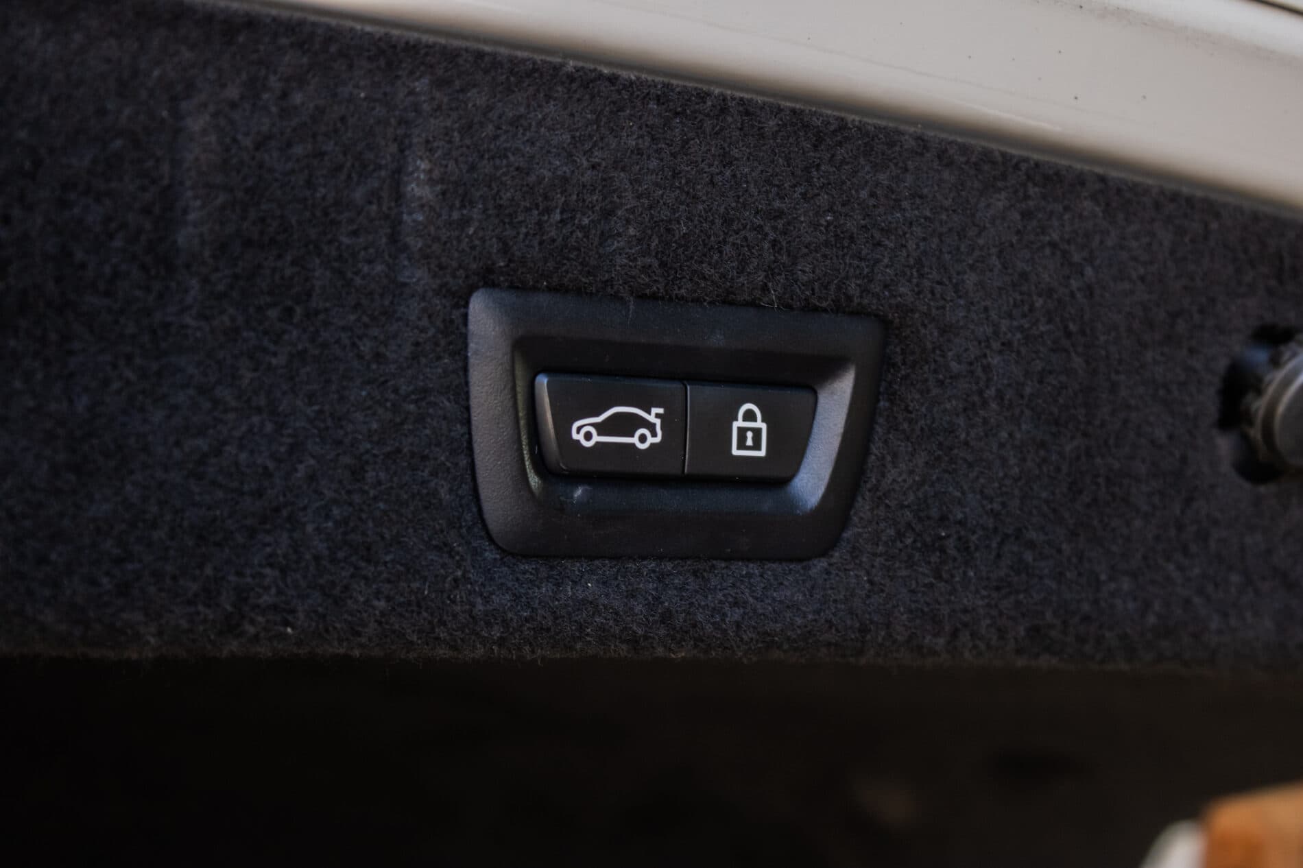 2019 BMW 750d, biela sedan, 105 849 km