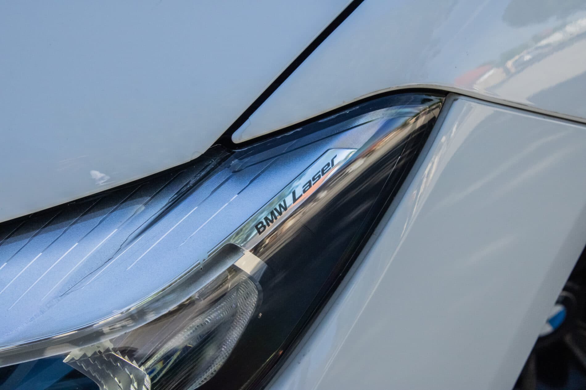2019 BMW 750d, biela sedan, 105 849 km