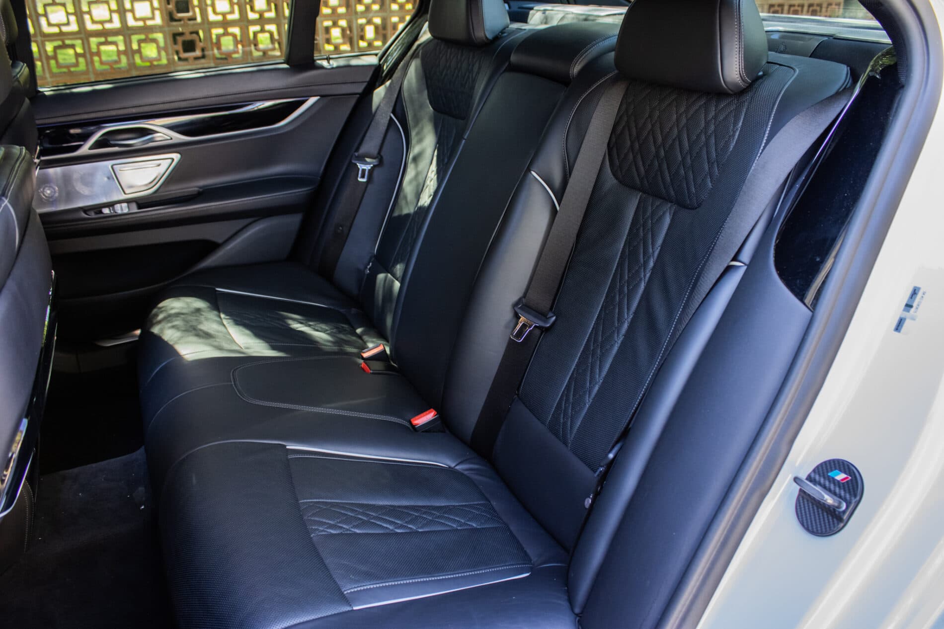 2019 BMW 750d, biela sedan, 105 849 km
