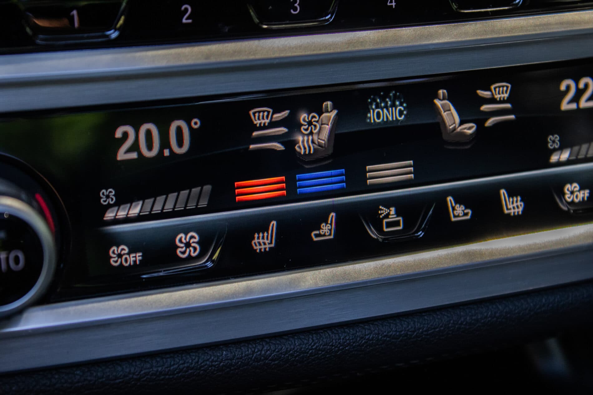 2019 BMW 750d, biela sedan, 105 849 km