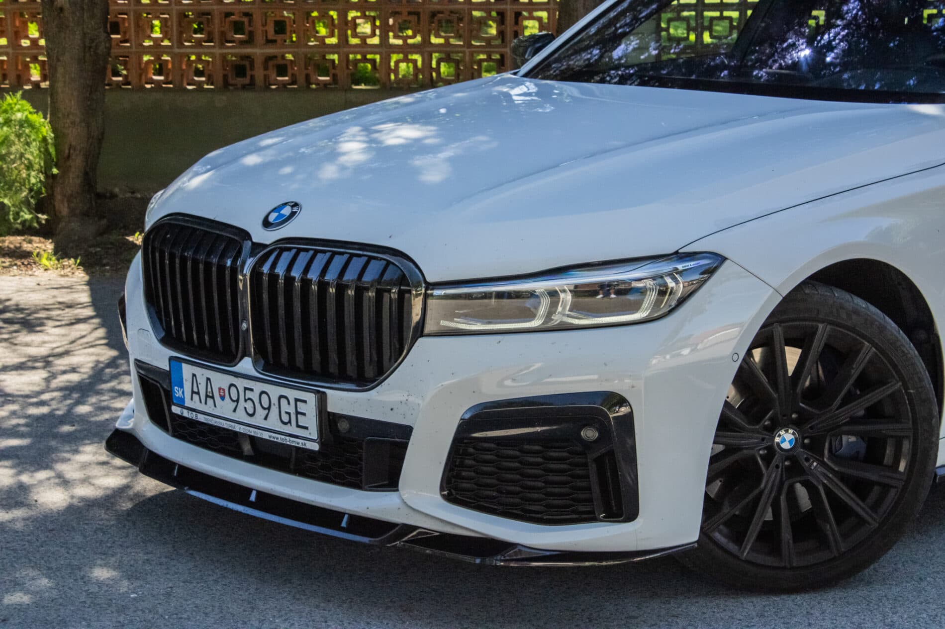 2019 BMW 750d, biela sedan, 105 849 km
