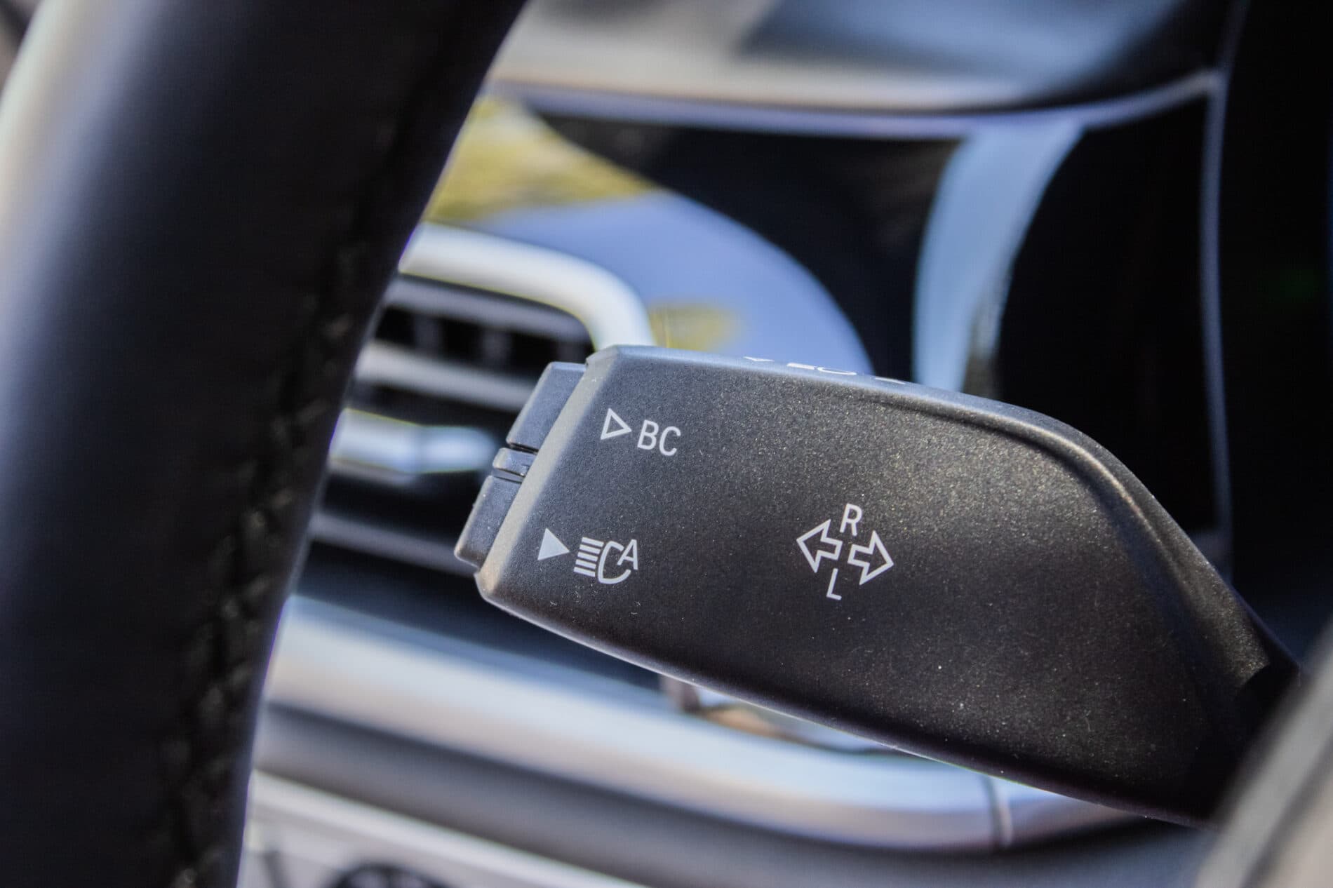2019 BMW 750d, biela sedan, 105 849 km