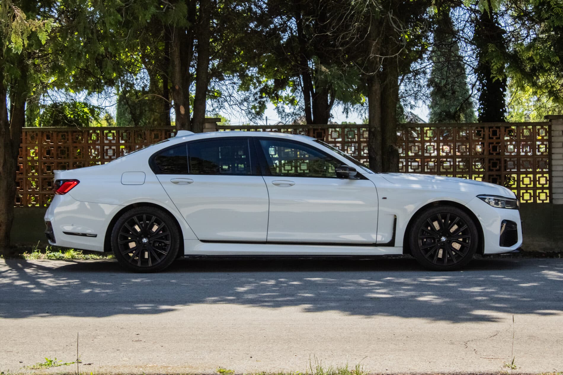 2019 BMW 750d, biela sedan, 105 849 km