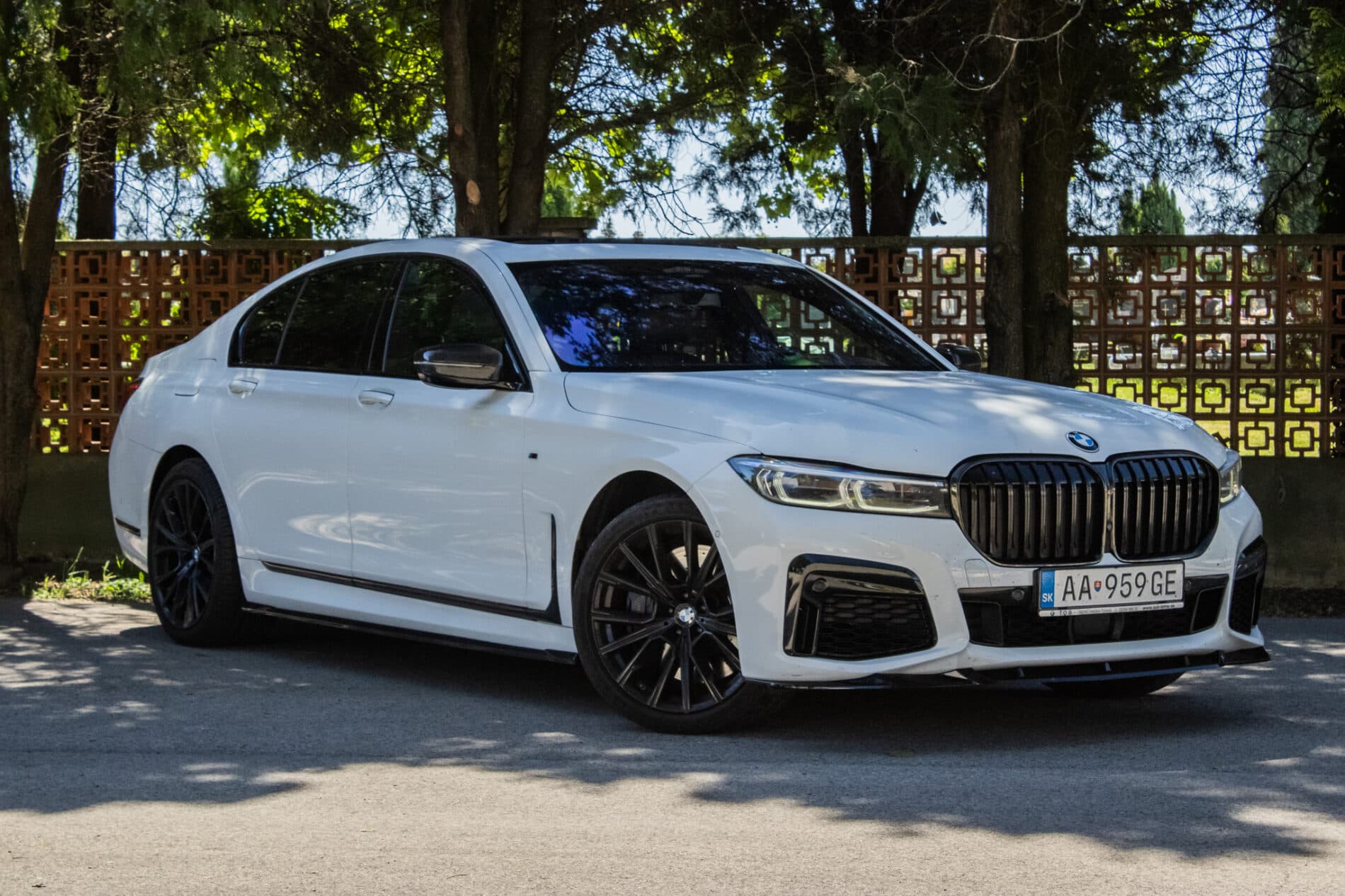 2019 BMW 750d, biela sedan, 105 849 km