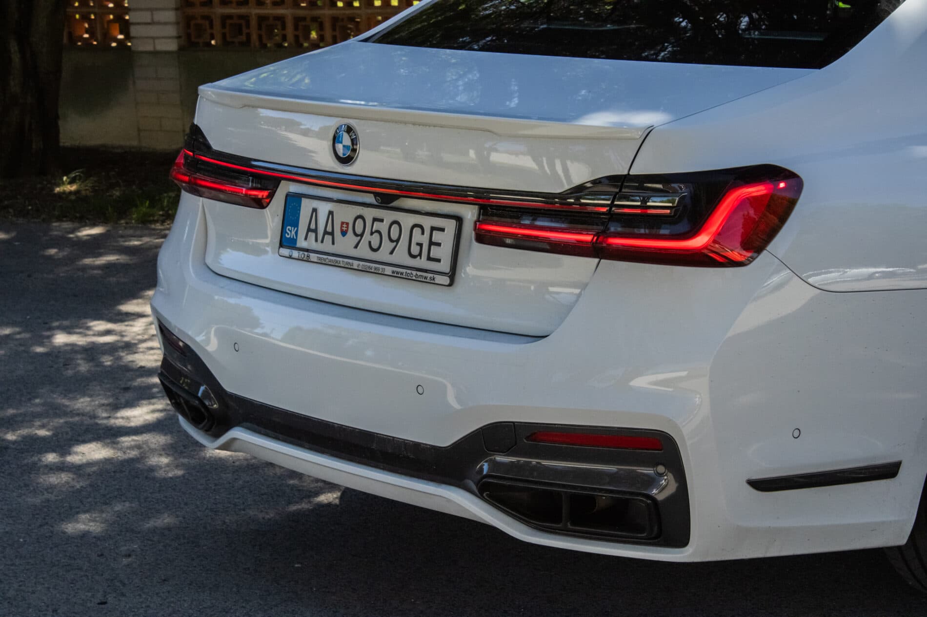 2019 BMW 750d, biela sedan, 105 849 km