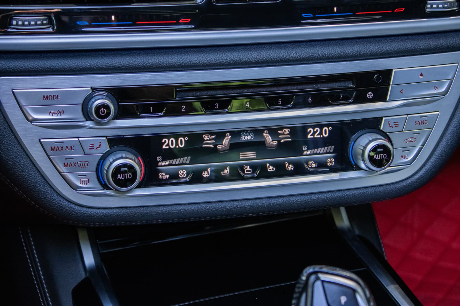 2019 BMW 750d, biela sedan, 105 849 km