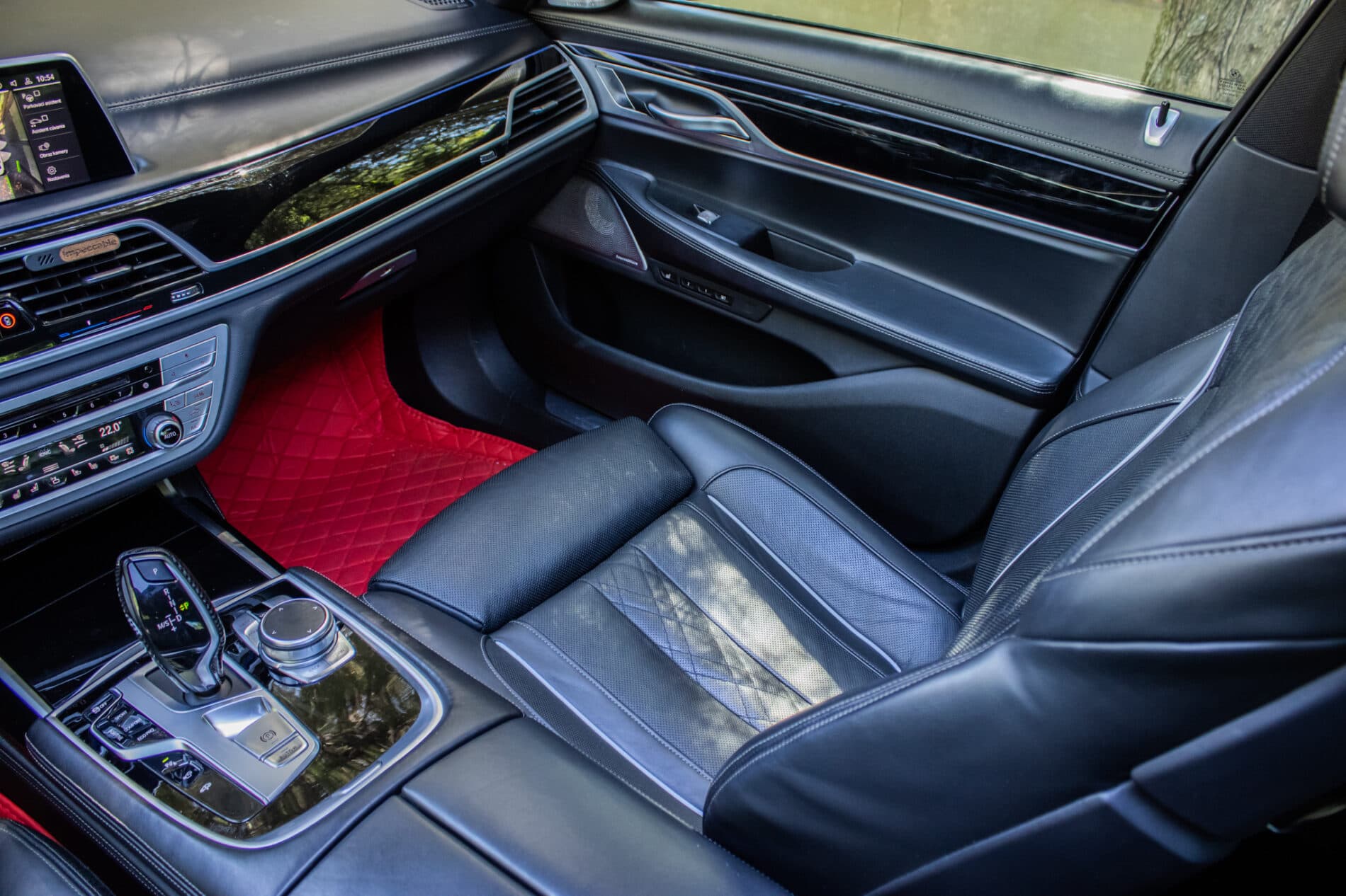 2019 BMW 750d, biela sedan, 105 849 km